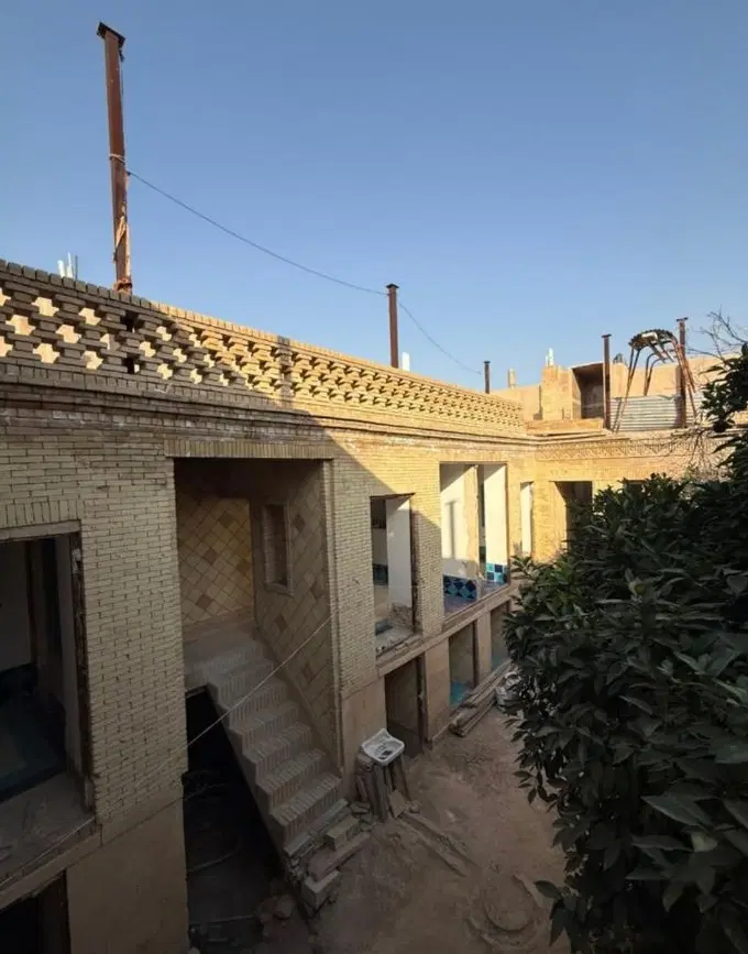 خانه سنتی با 15 اتاق در حال مرمت