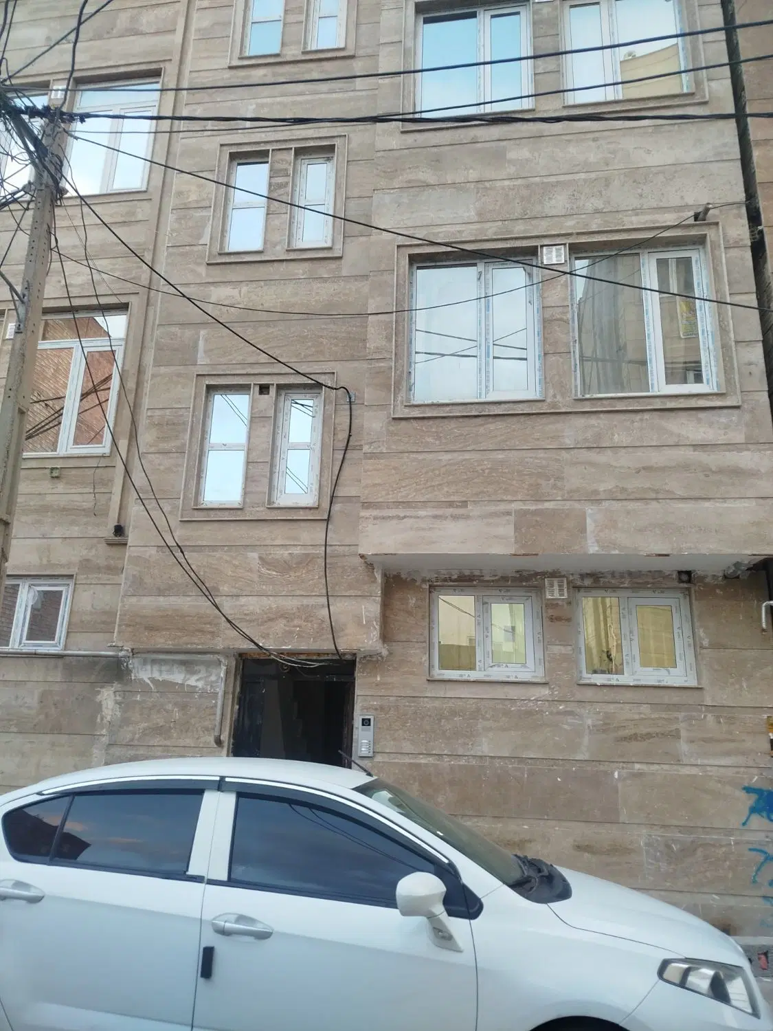 یه واحد همکف مابین کارشناسان وملا باشی