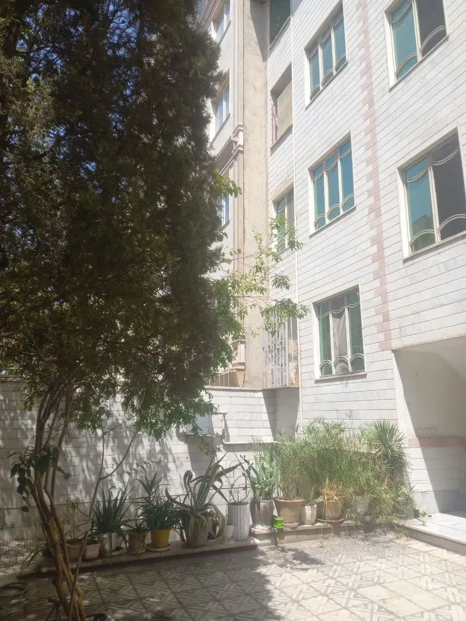 آپارتمان ۶۱+ ۶ متری