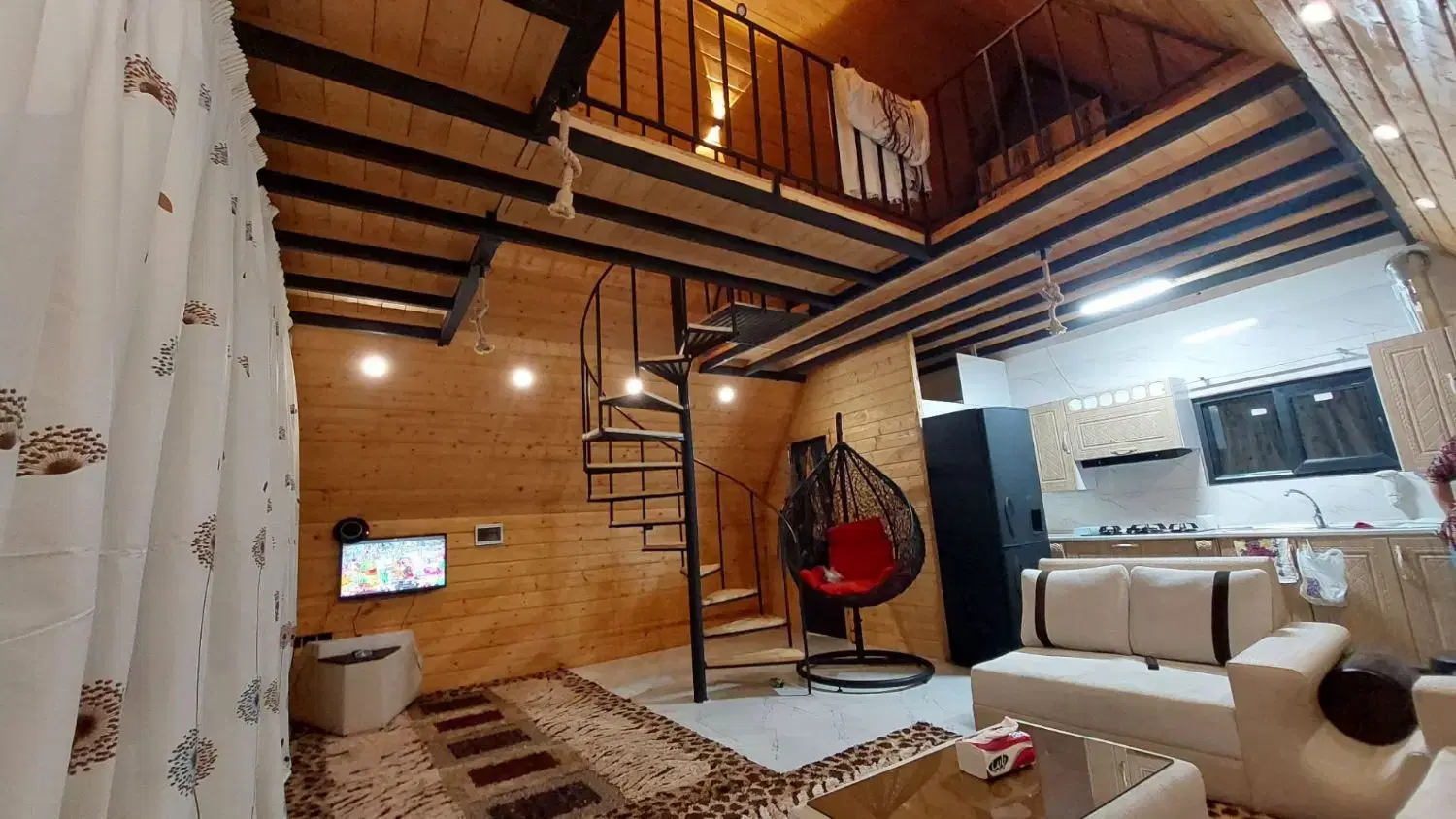 کلبه سوئیسی لب استخر ماهی