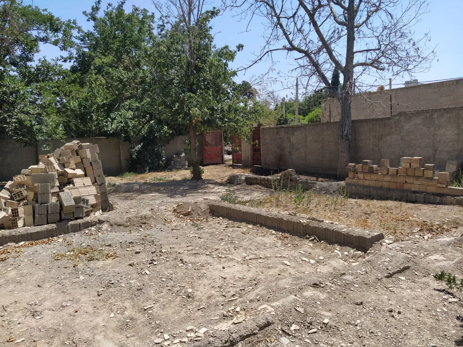 اجاره ۳۵۰ متر زمین چهار دیواری در کلاک پایین