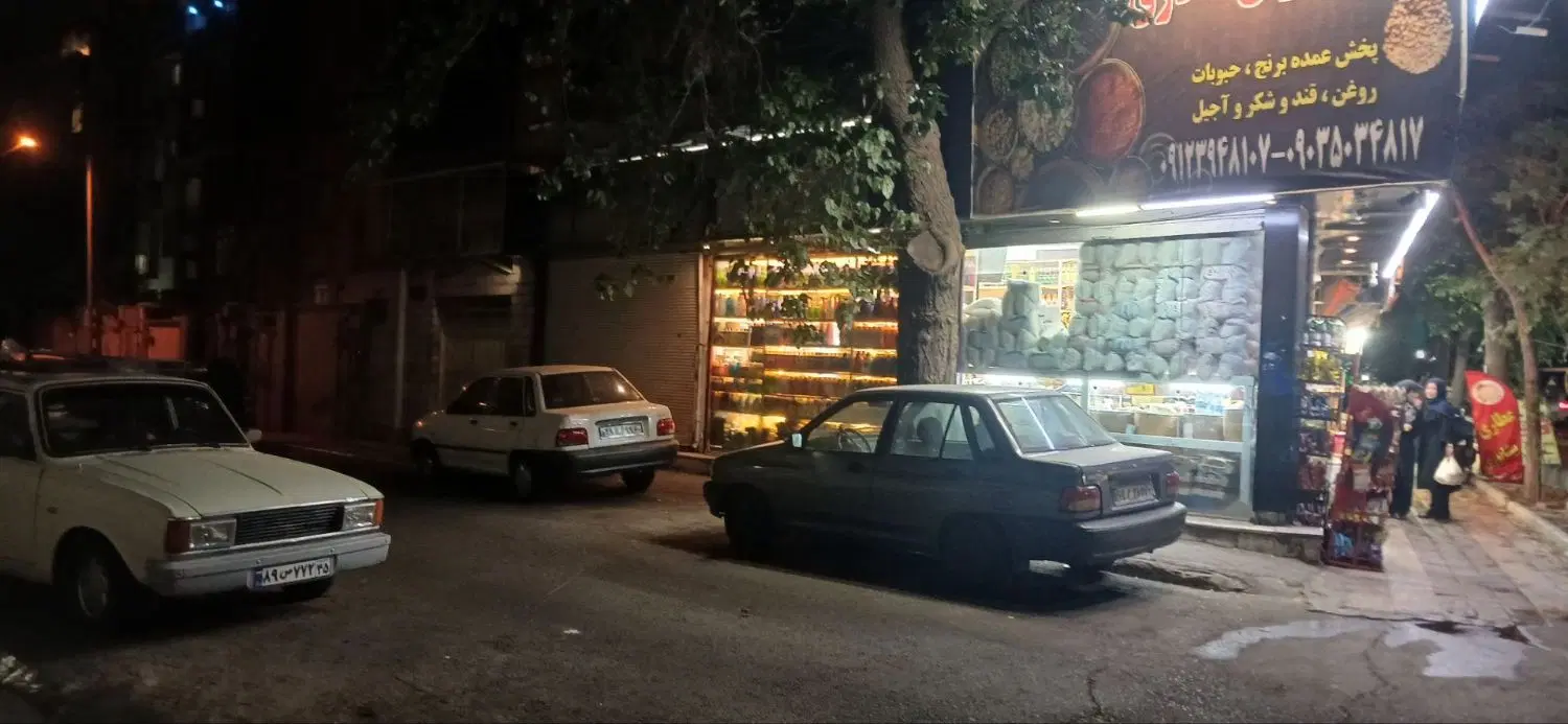 مغازه در خیابان‌ اصلی میعاد شمالی