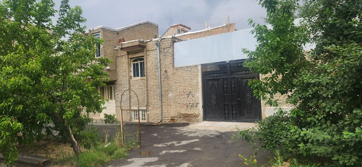یه حیاط ۶دانگ سندمجازشهرداری داری یه مغازه