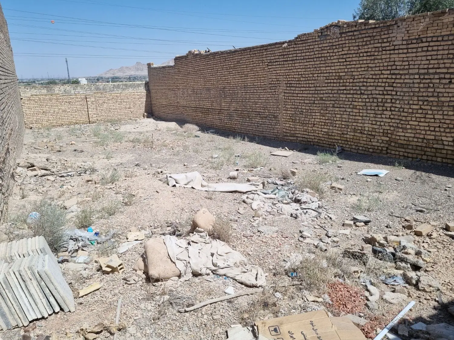 زمین چهاردیواری ۲۰۰ متری