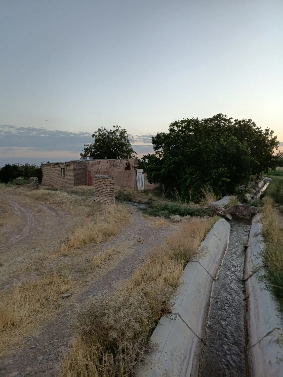 خانه روستای با زمین کشاورزی
