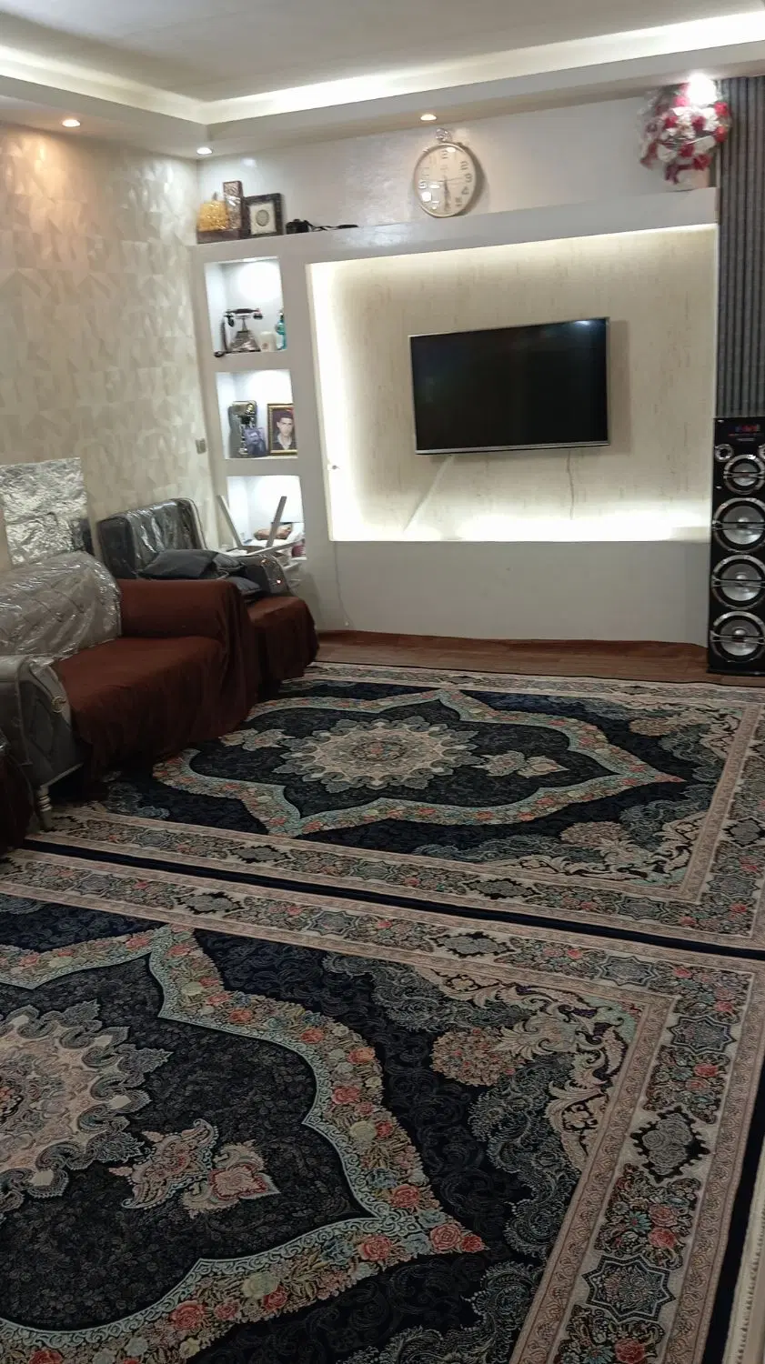 خانه دوطبقه طبقه بالا  به فروش می‌رسد