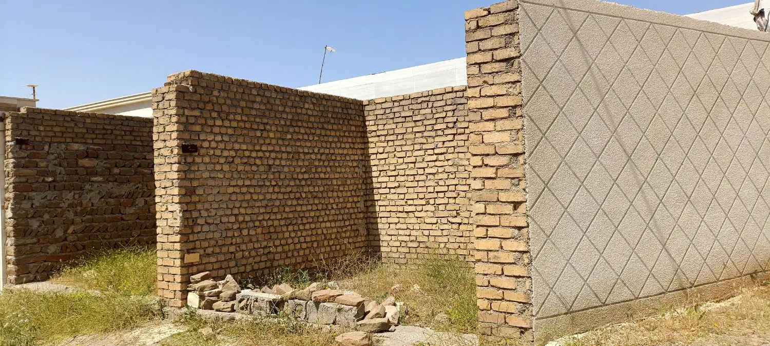 خانه زمینی و دوتا مغازه نیمه کاره