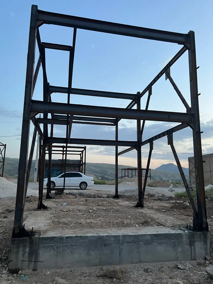 مغازه نیمه کاره شهرک مشاغل خیابان اصلی