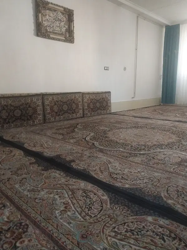 خانه ای سه طبقه طبقه اول اجاره داده می‌شود