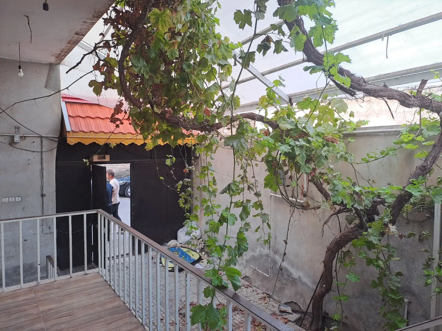 ۱۰۰مترحیاط ویلایی