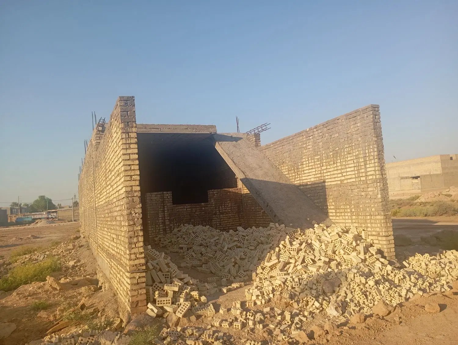 خانه نیم کاره