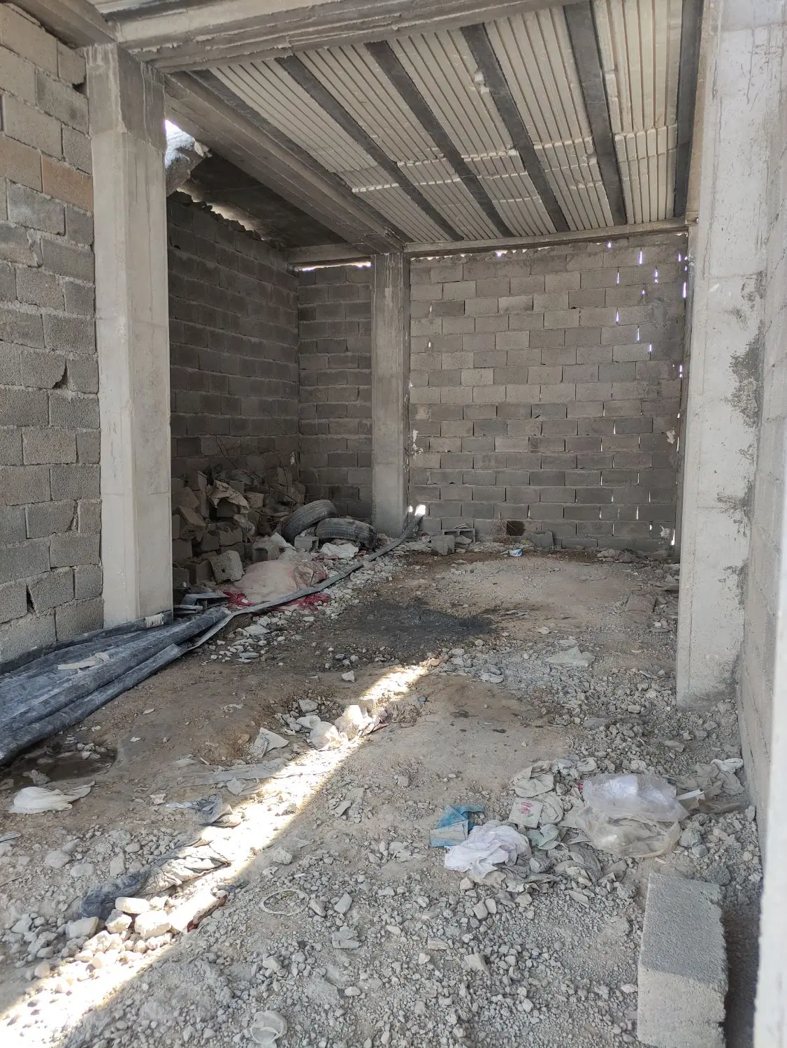 مغازه نمیه کاره