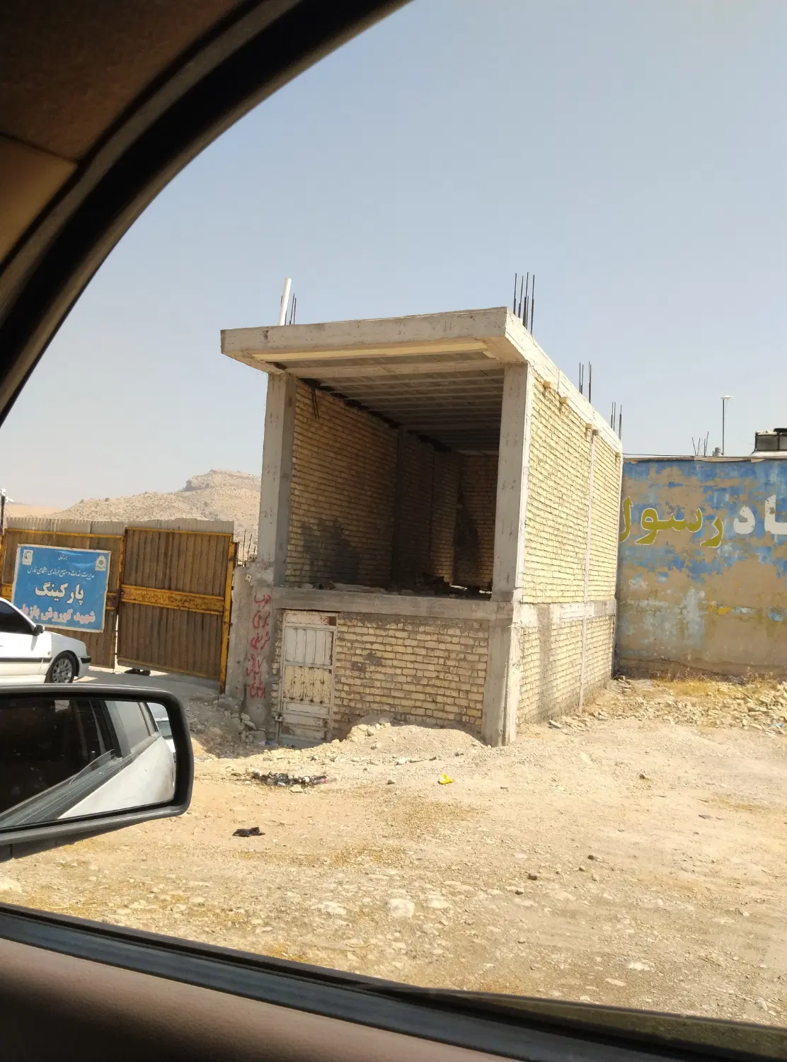 بر خیابان اصلی جنب پارکینگ نیرو انتظامی