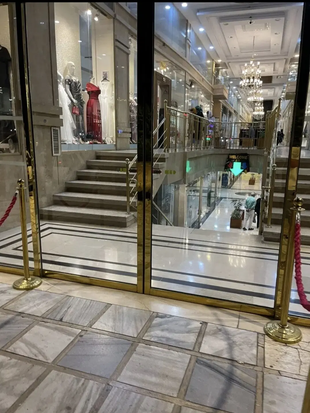 مغازه ۲۵ متر در مرکز خرید درختی مناسب سرمایه گذاری