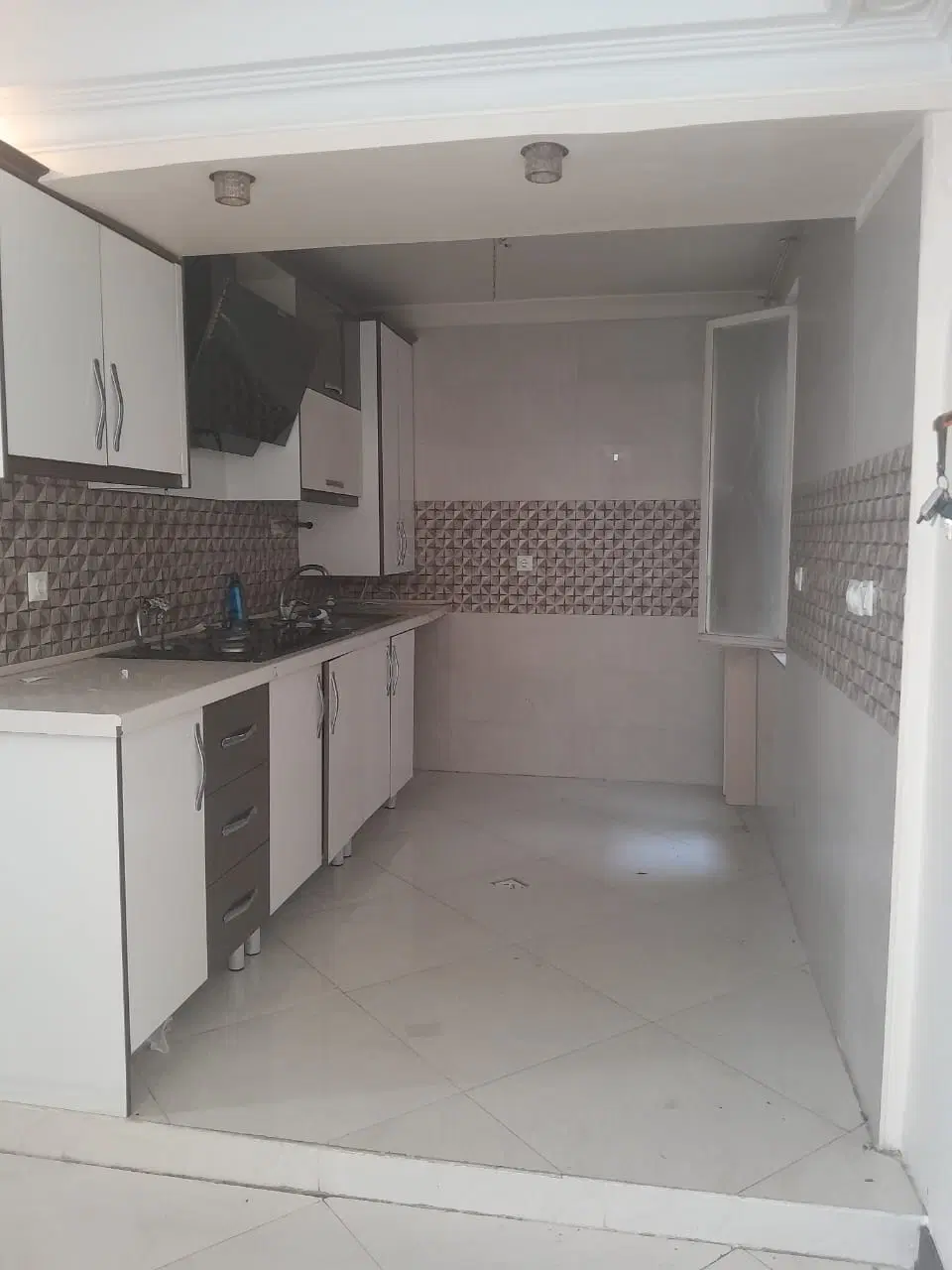 اجاره ۵۰ متر خوش نقشه با آسانسور و انباری