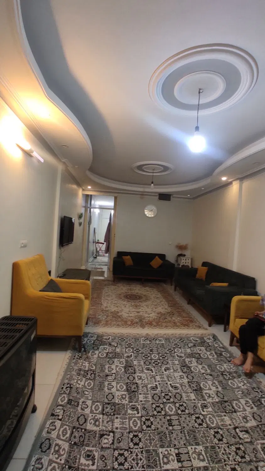 آپارتمان طبقه اول سالن مربع نزدیک پارک خیابان عدل