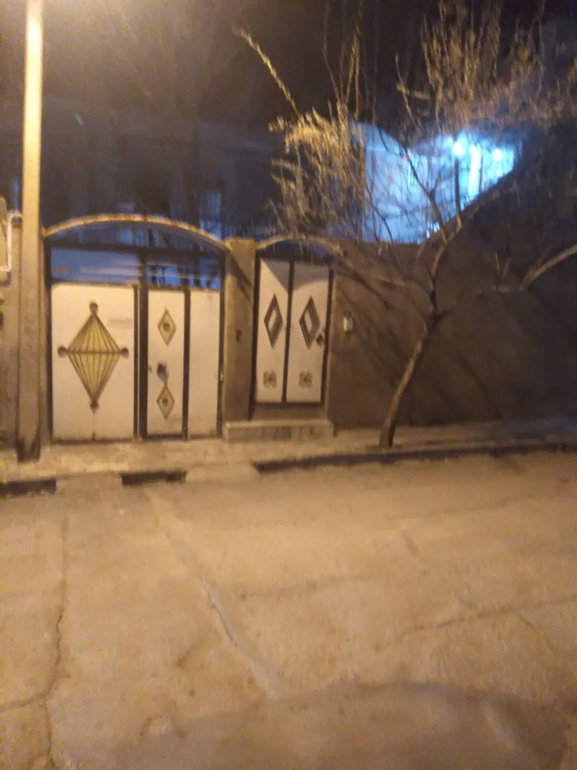 خانه اجاره ای طبقه دوم نبش صمدی ۱۸