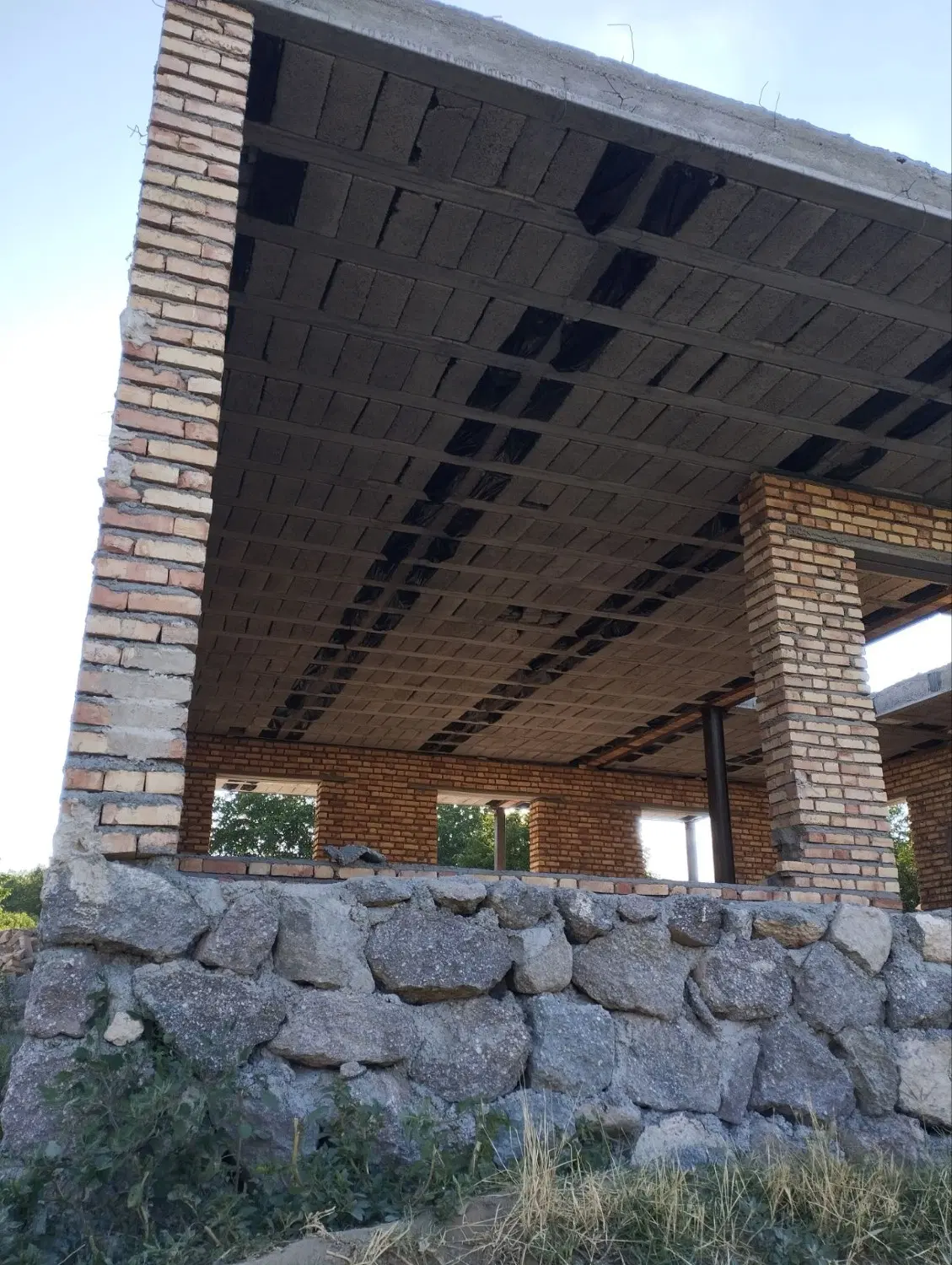 خانه نیمه ساخت با ۴۰۰متر زمین صد متر ساخت