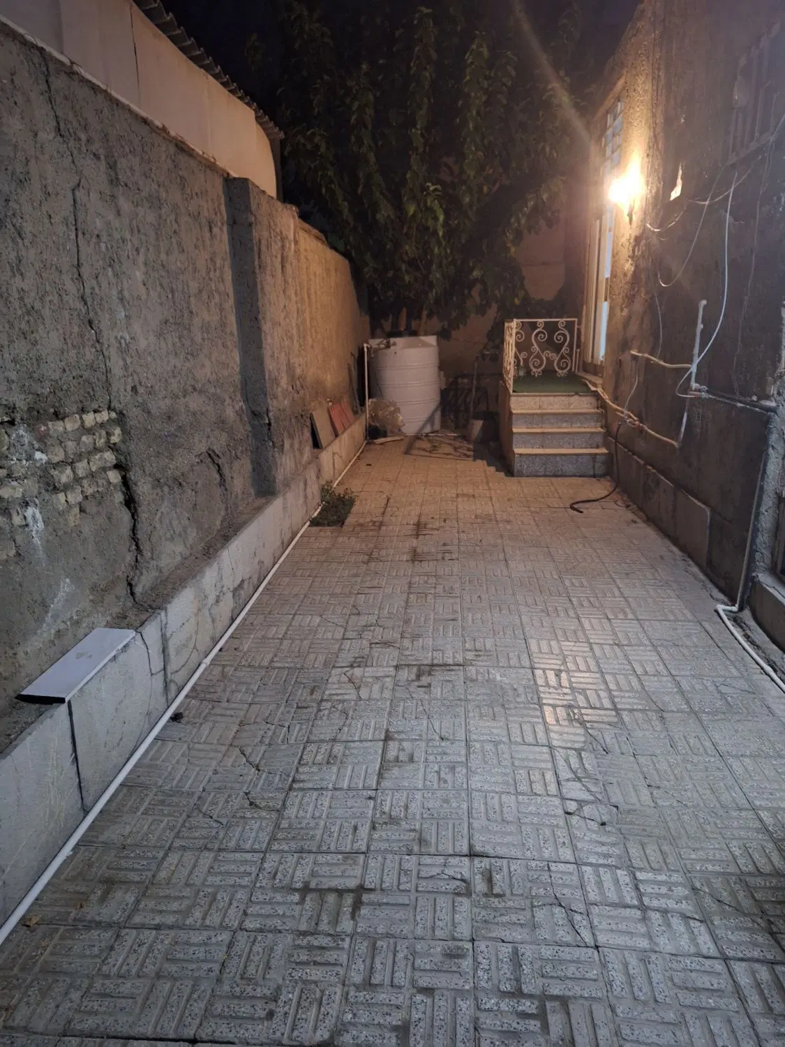 منزل دو خواب ۱۵۰ متری با صدمتر حیاط راه مشترک