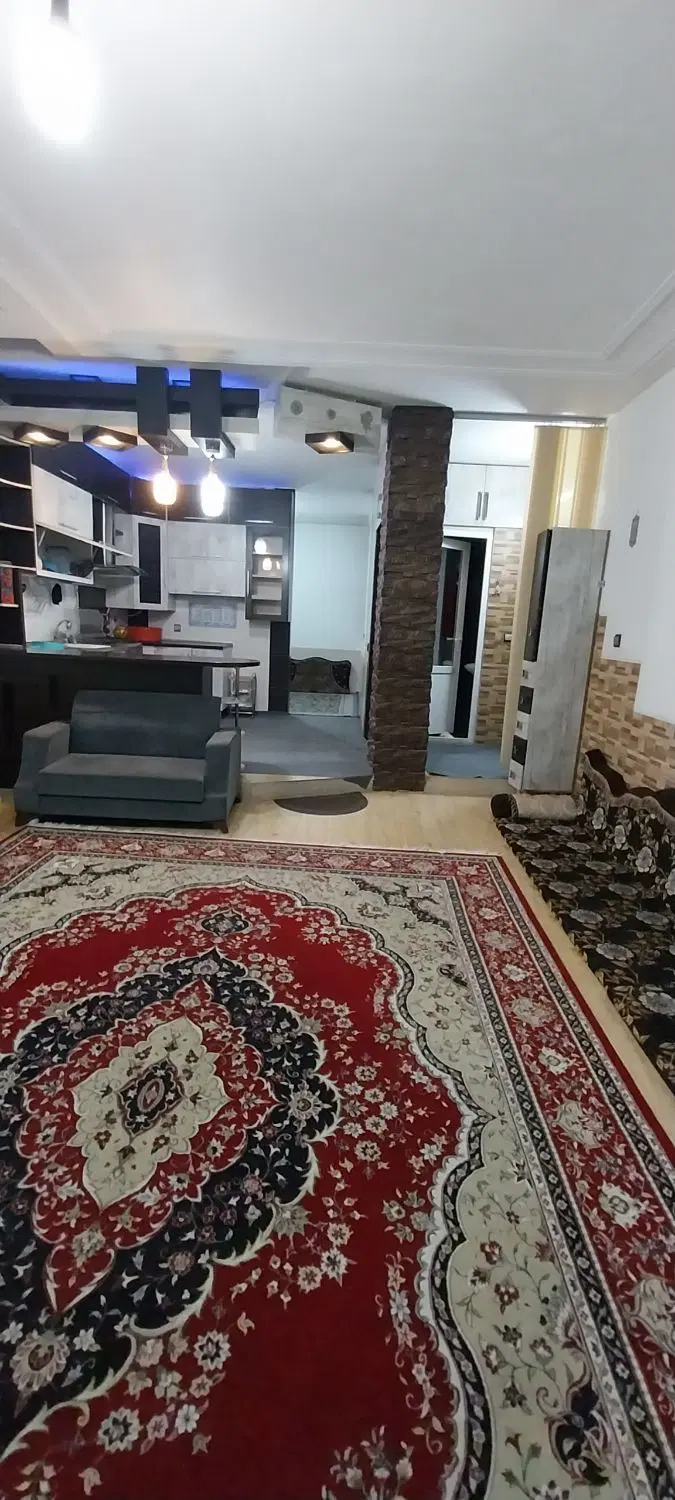 واحد ۸۰متری طبقه دوم بر خیابان سجاد