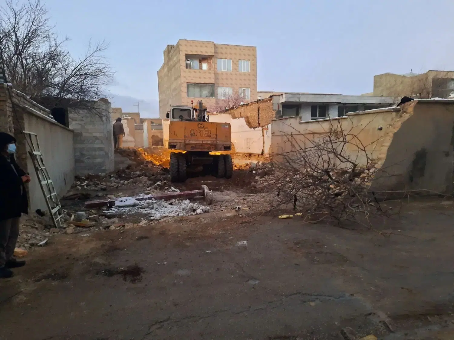 زمین کلنگی کوچه مقرب