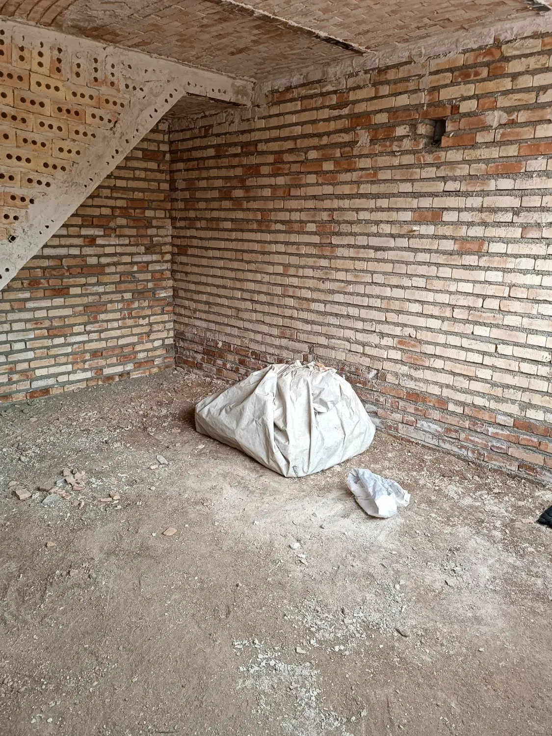 فروش خانه نیمه‌ساخت در خیام ۳۲