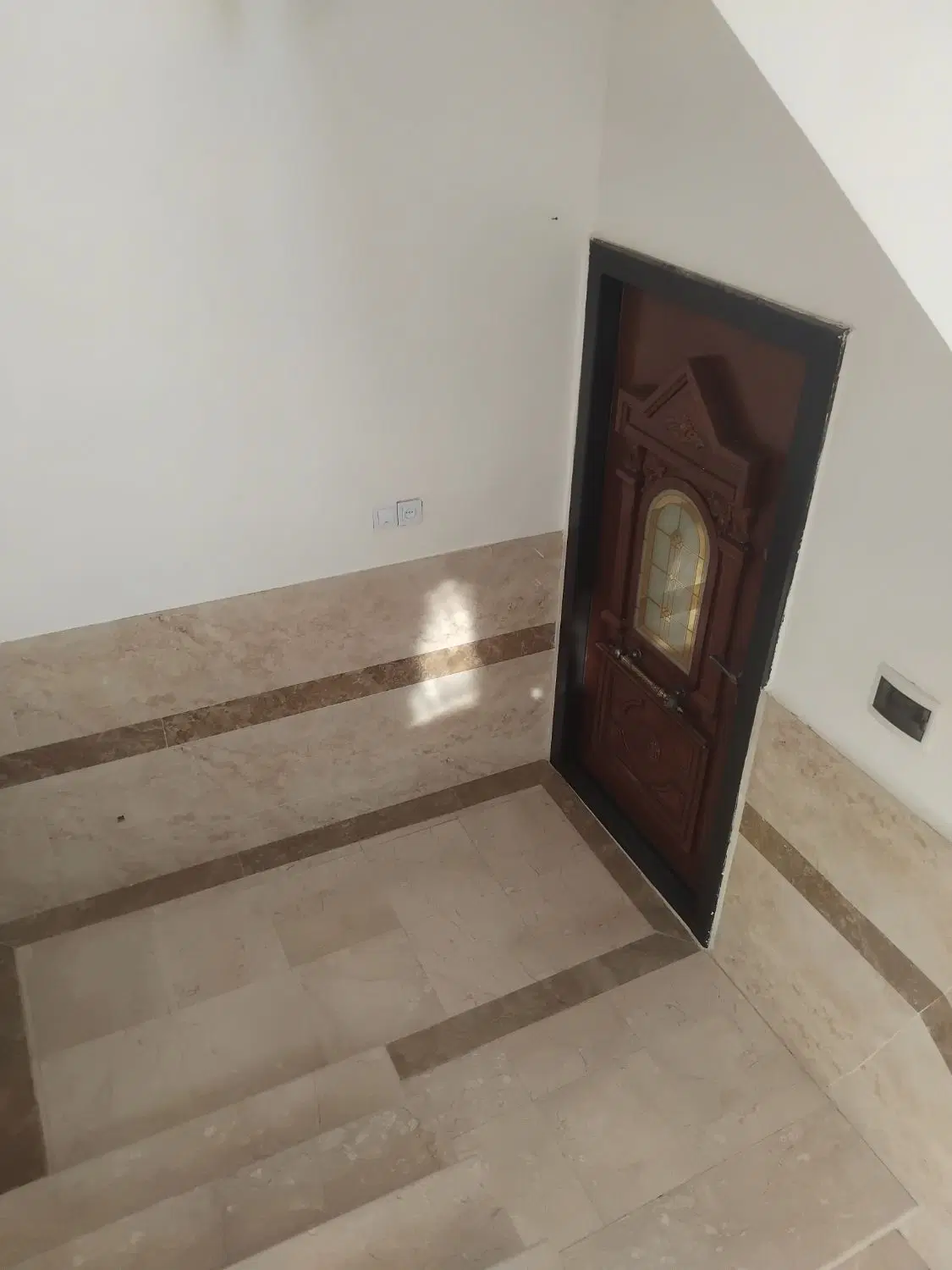 آپارتمان  ۳طبقه دونبش با ۲دهانه مغازه