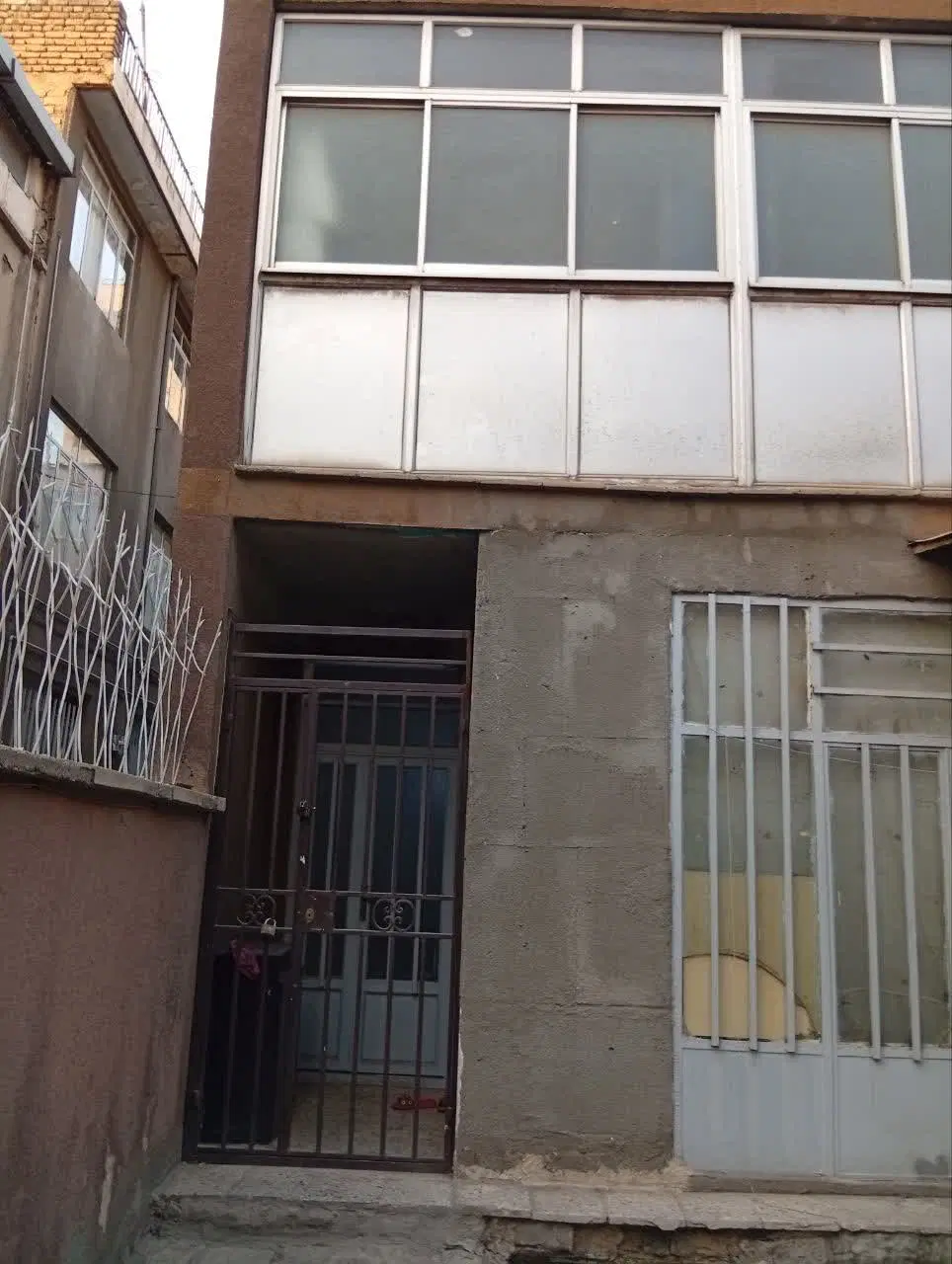 خانه دو طبقه دربستی قدیمی