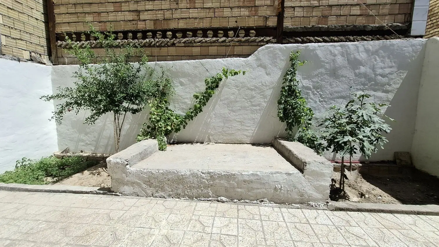 آپارتمان ۱۲۵ متری همکف با حیاط دلباز و دنج