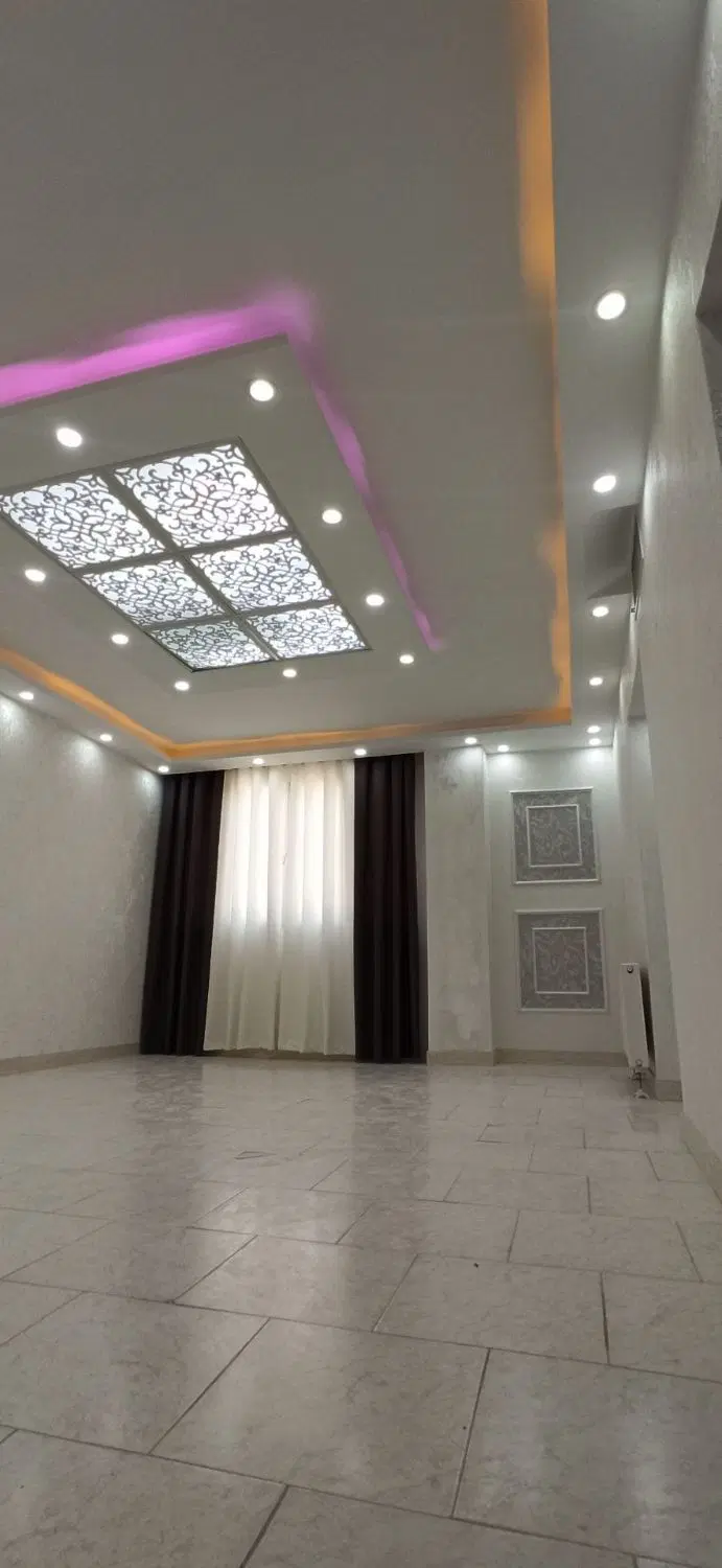 اپارتمان پرند ۹۵ متری ۲ _سالن بزرگ بر خیابان اصلی