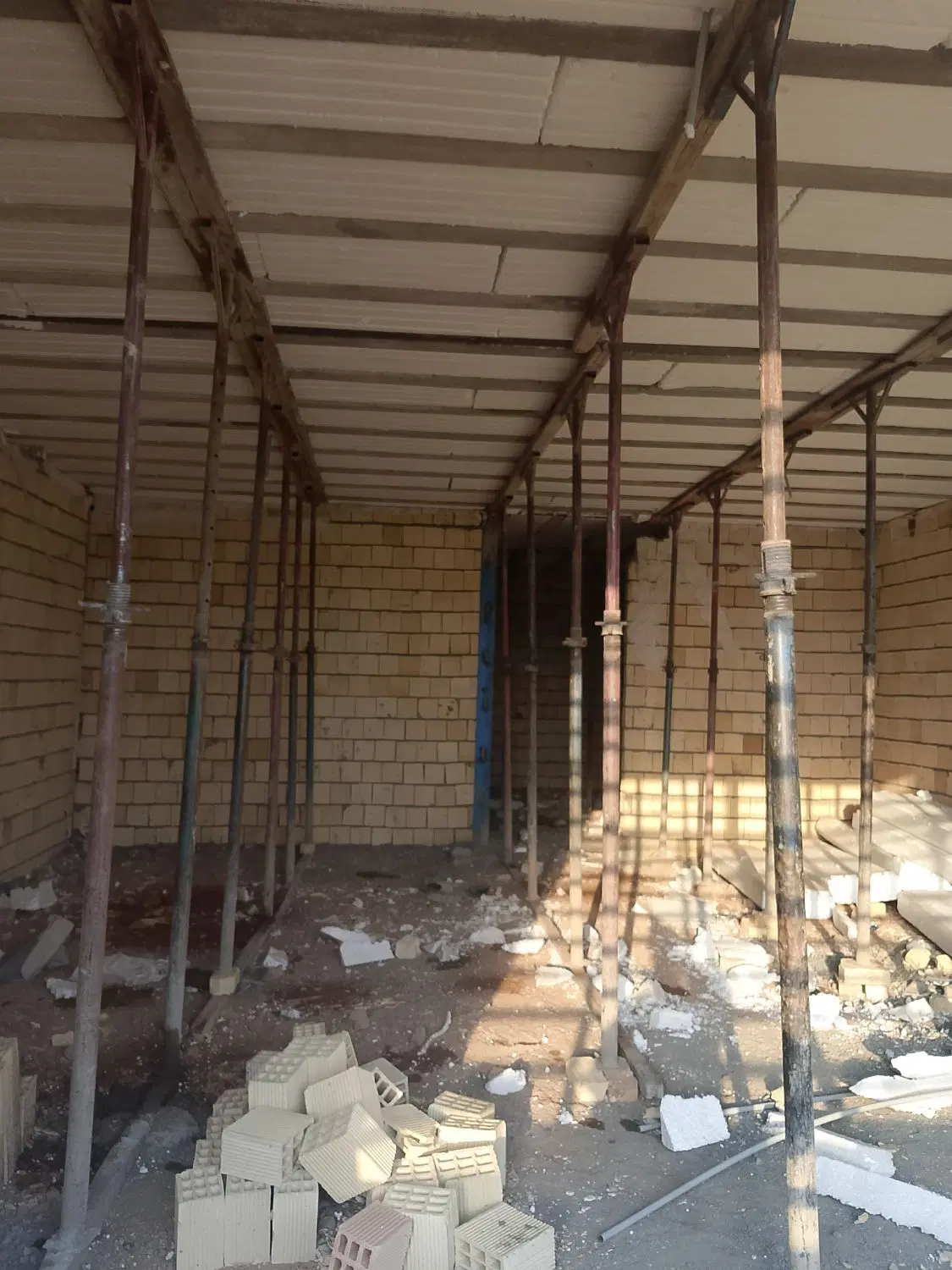ساختمان نیمه کاره تازه آبادنیایش ۷