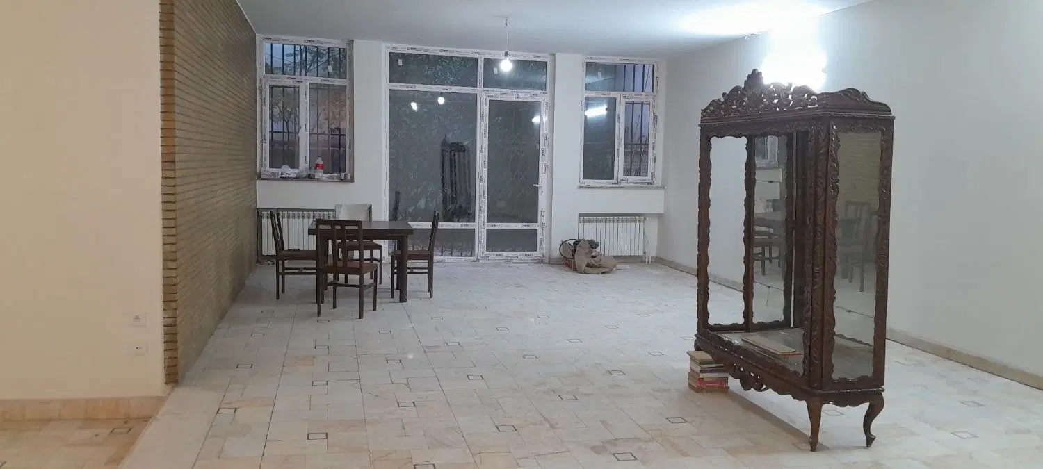 215  متر  مستقلات. حیاط مشجر .پاسداران دروس