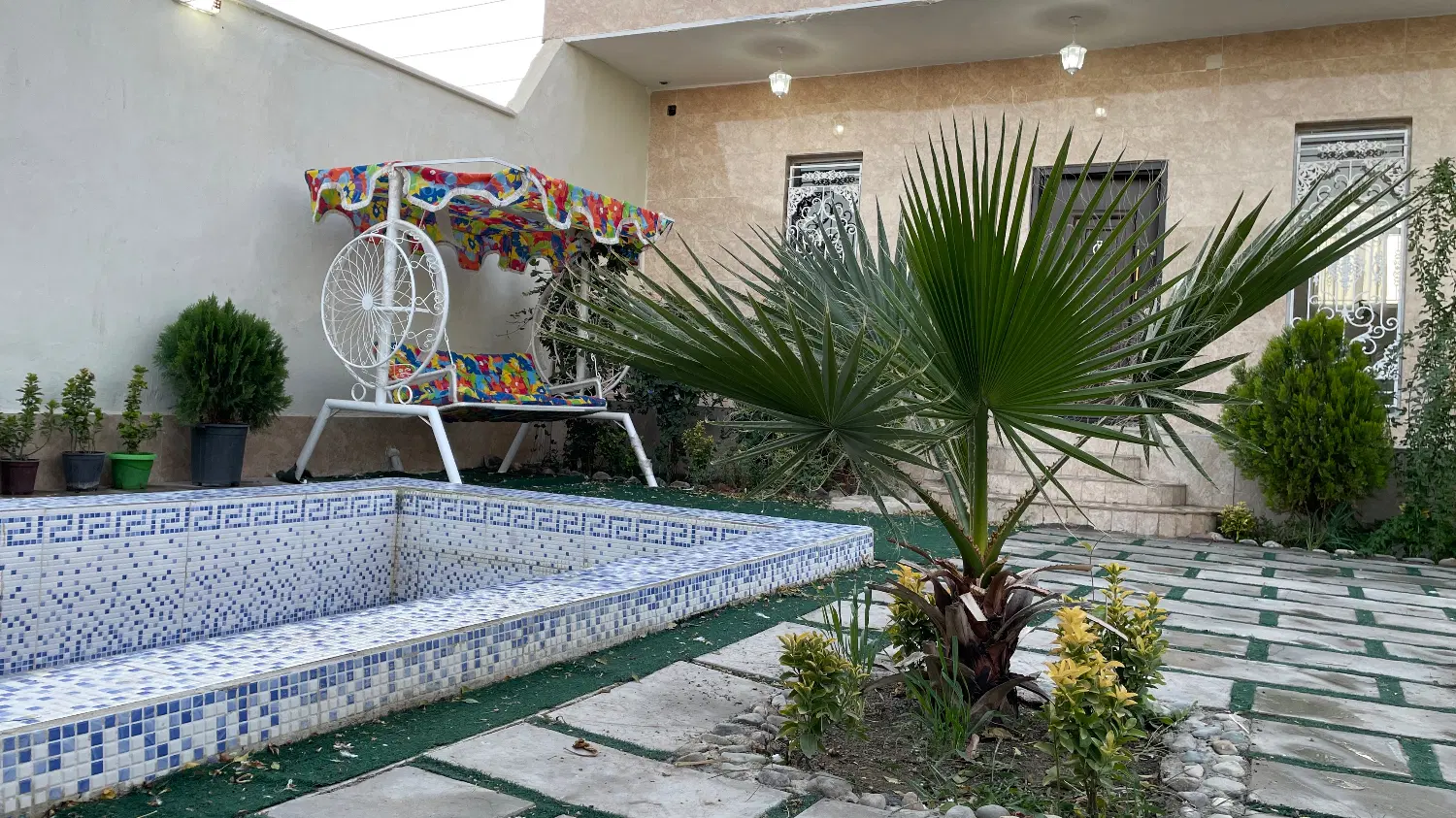 باغ . باغچه . باغ ویلا . خانه ویلایی