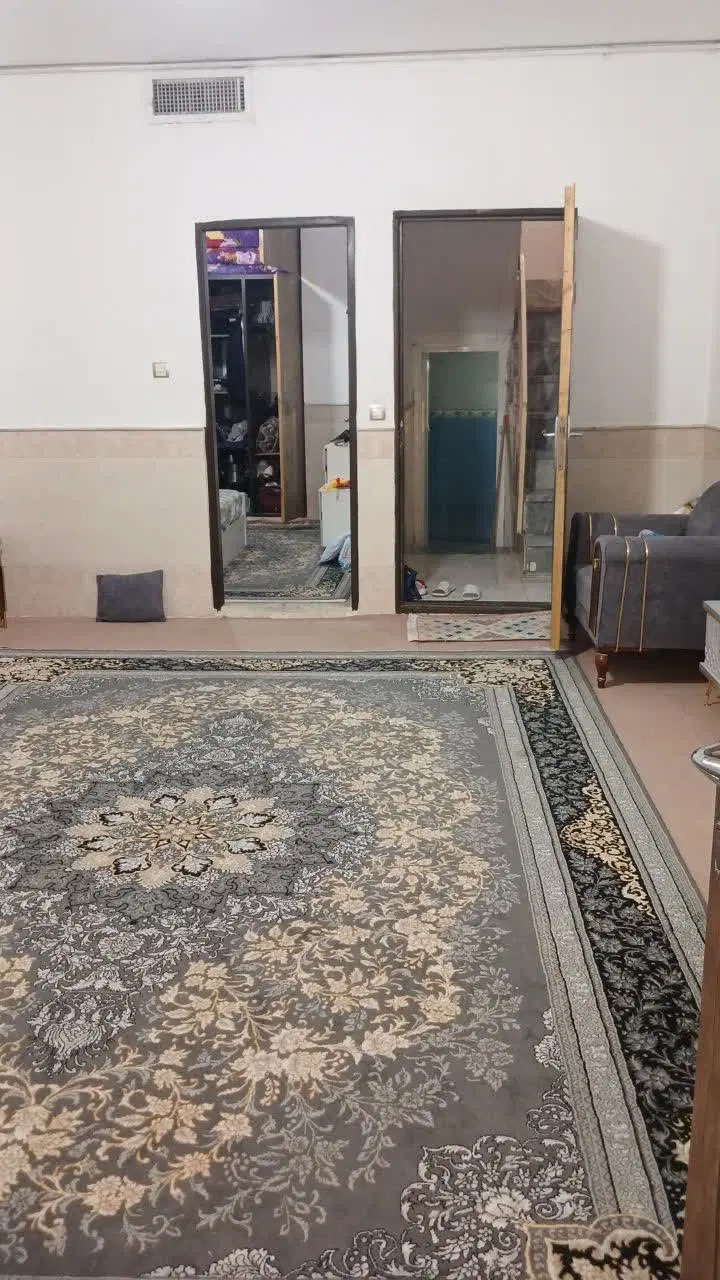 منزل سه طبقه طبقه بالای همکف راه مشترک بلوار سمیه