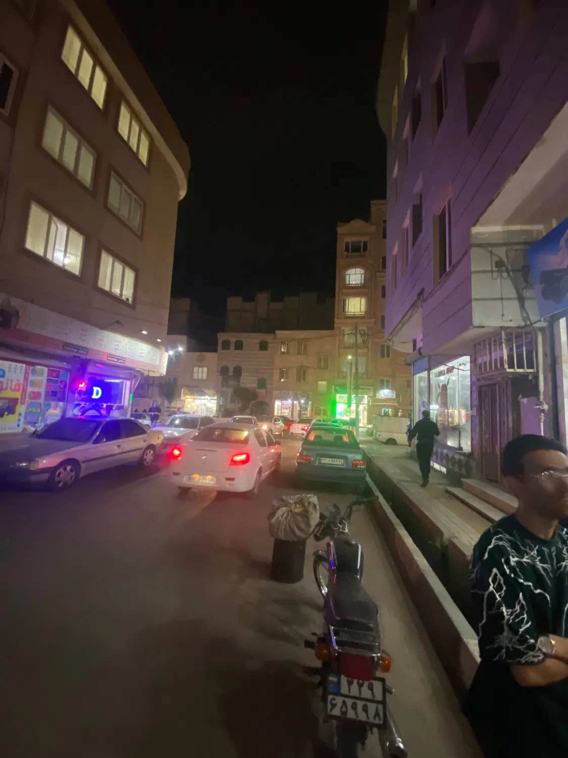 مغازه ۱۶ متری واقع در نگارستان ۵ قواره سوم ۱۴ متری