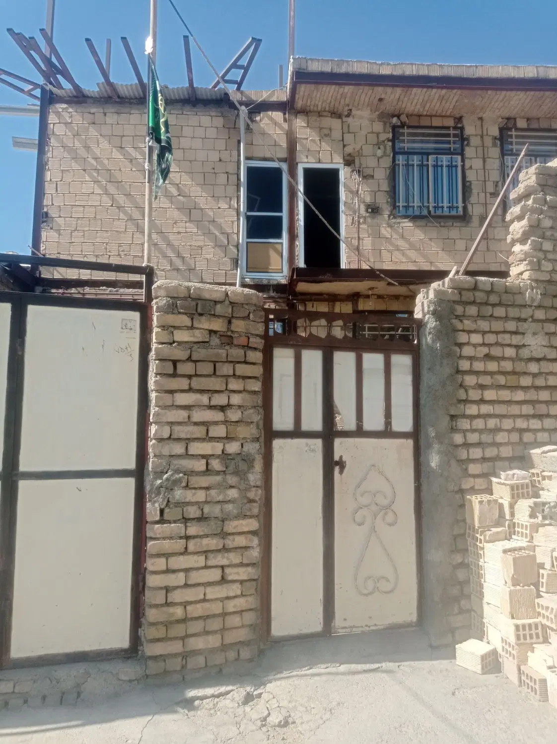 دو‌طبقه‌منزل‌مسکونی‌پشت‌خط‌کمربندی‌خ بهمن‌دو