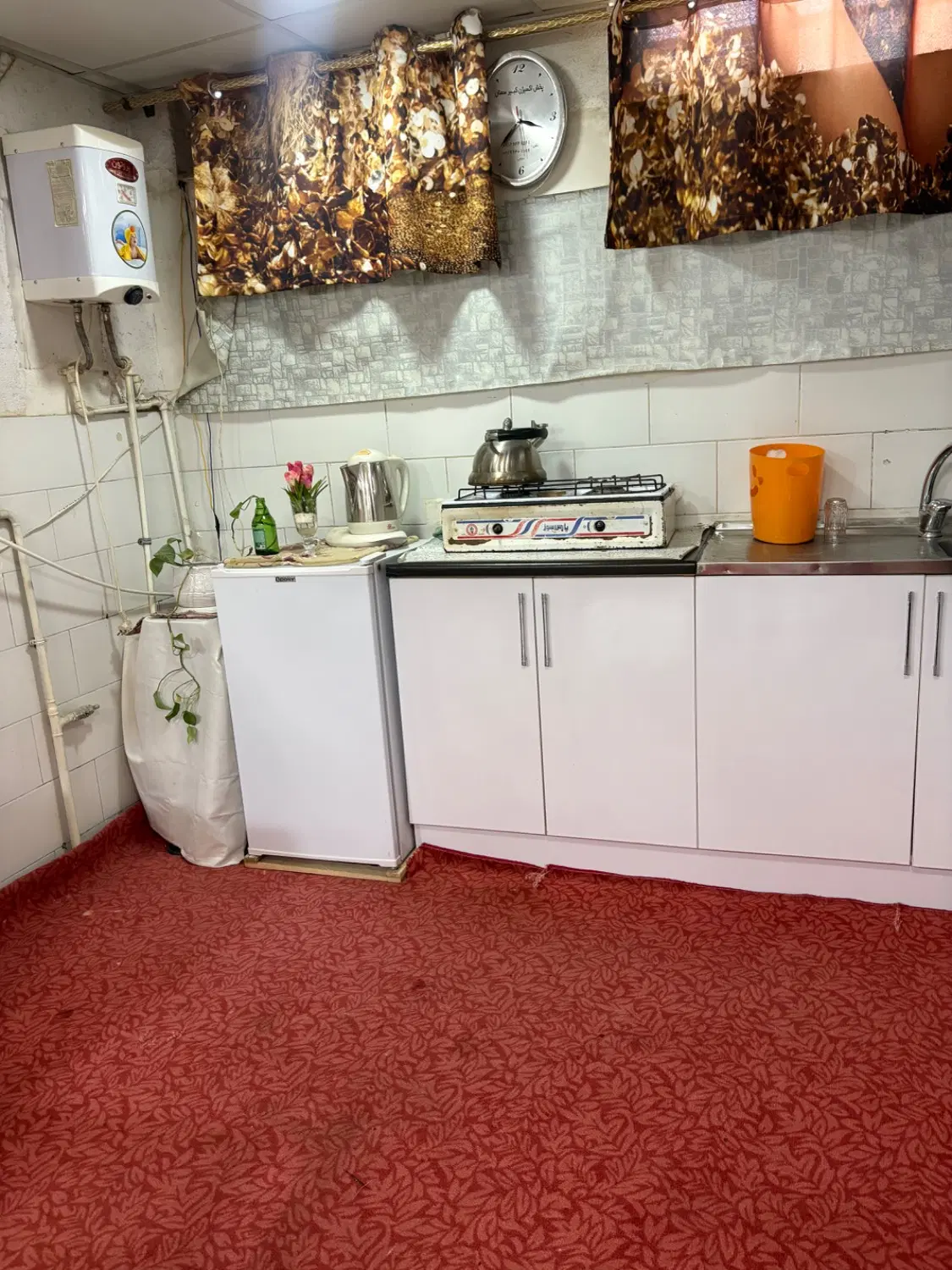یک مجموعه مسکونی زیرزمین خیابان اصلی کهنک