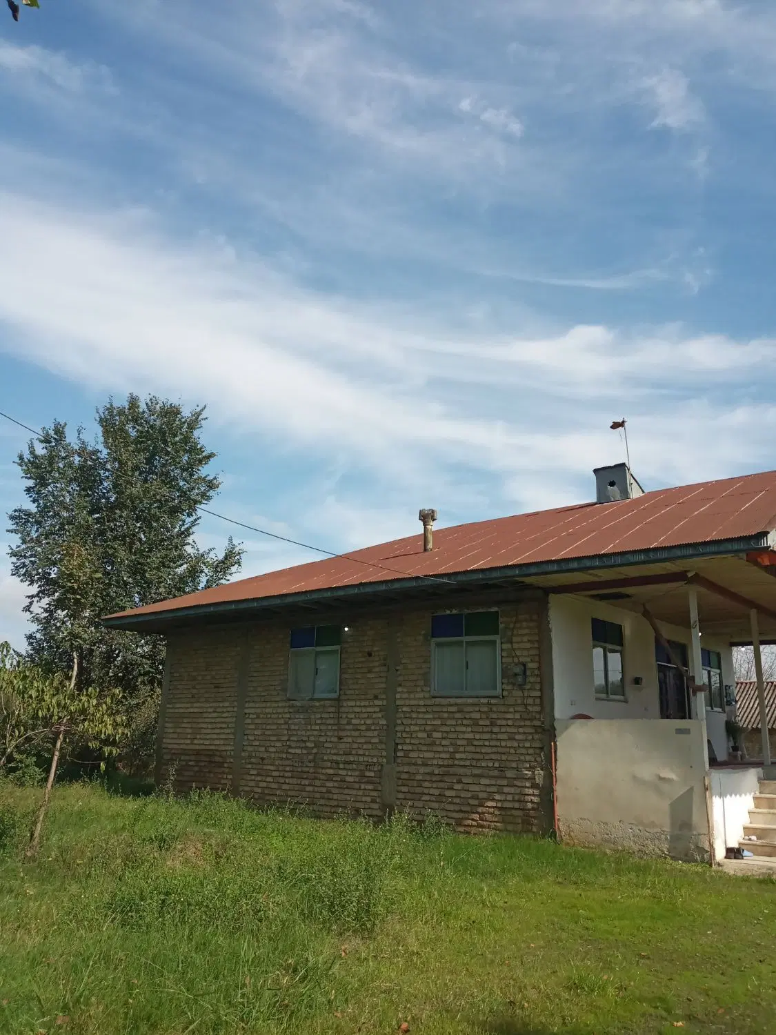 ۱ هکتار خانه و محوطه ویلایی جنگلی کنار رودخانه