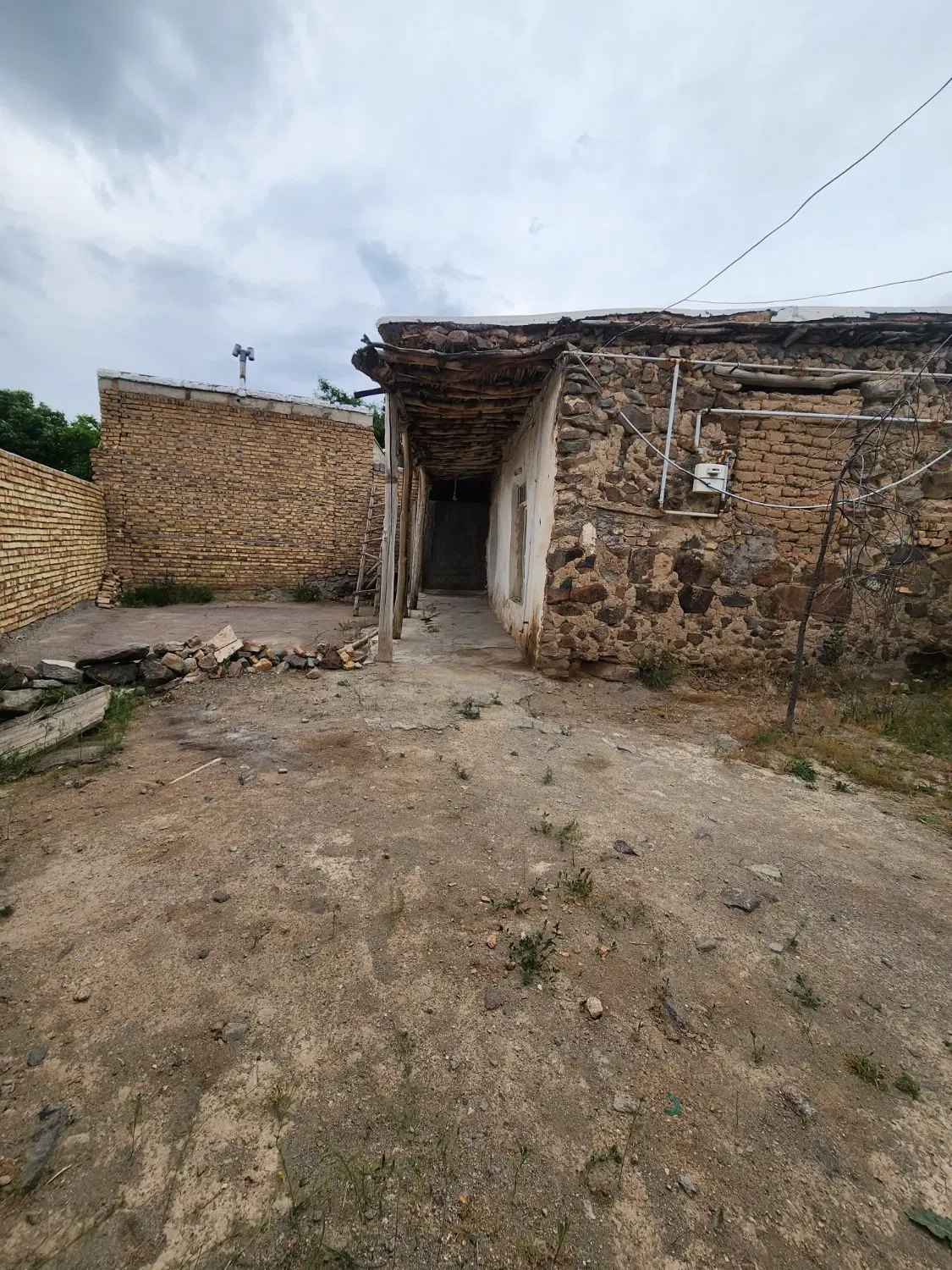 ۱۸۰ متر زمین دواسب داخل محدوده