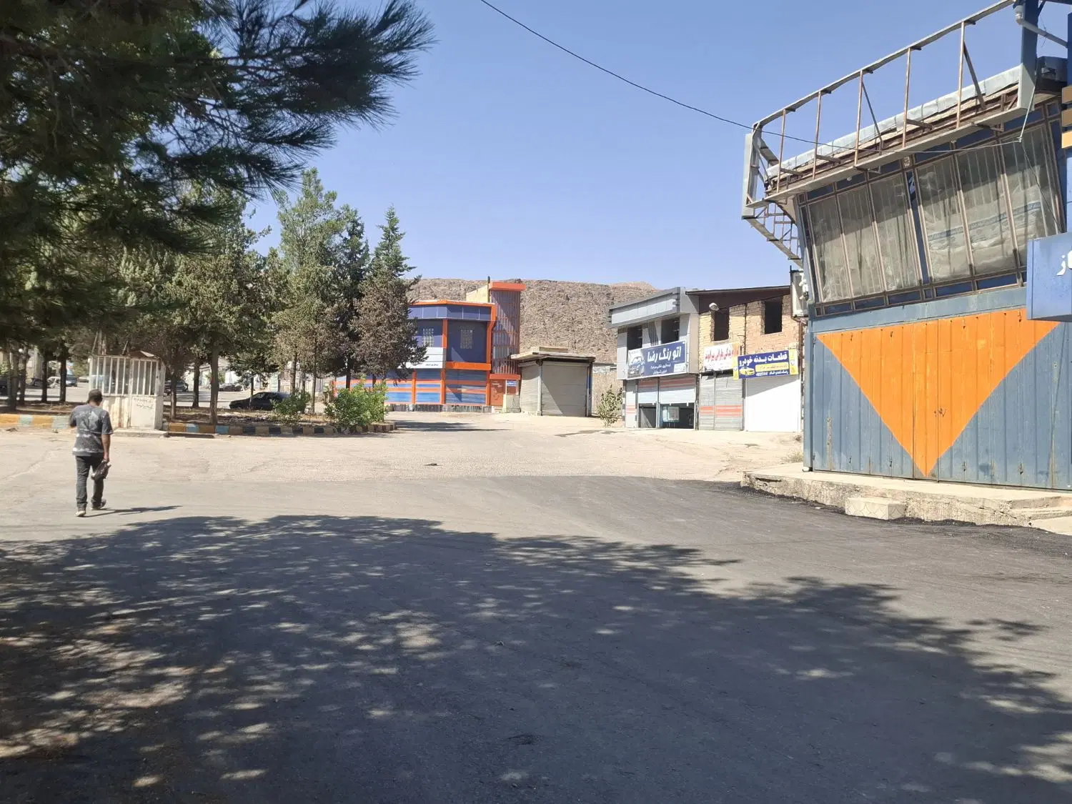 مغازه تجاری نبش میدان شهرک زاگرس