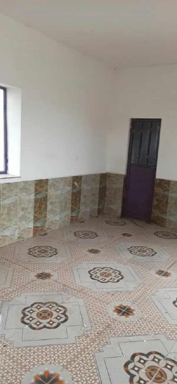 8300 متر زمین دور دیوار همراه ساختمان مناسب گلخانه