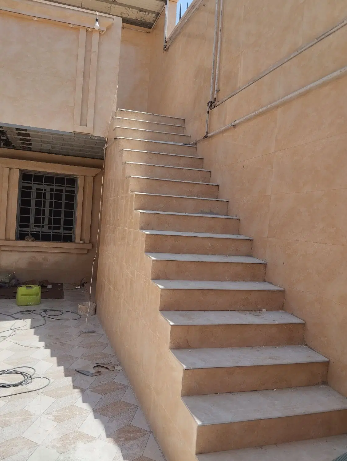 خانه دوطبقه پشت سپاه