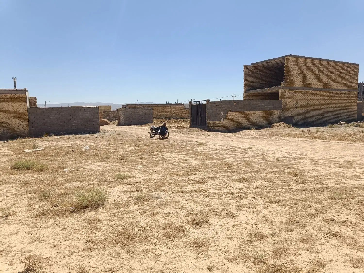 خانه نیمه ساخت
