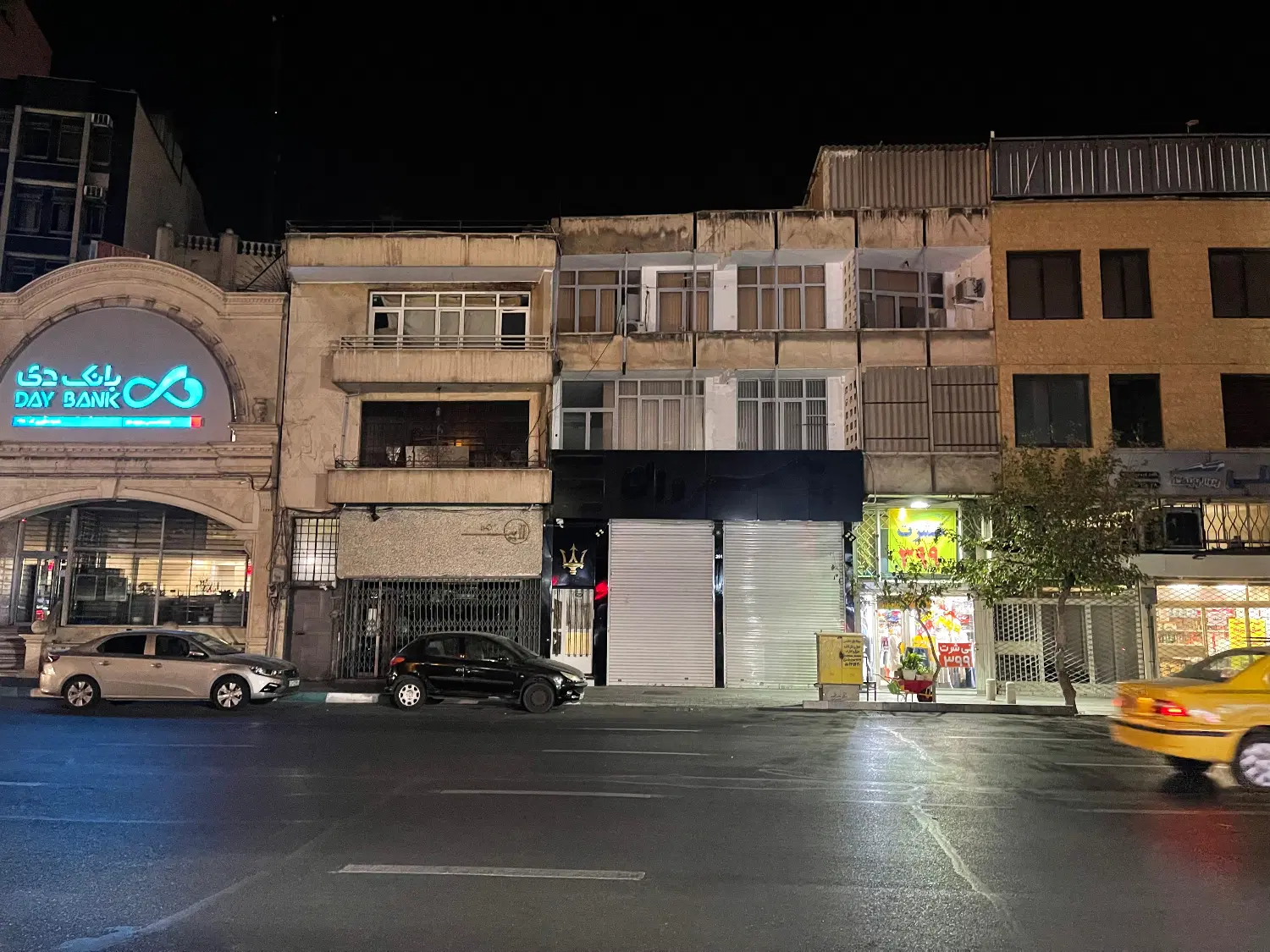 ملک بر تخت طاووس