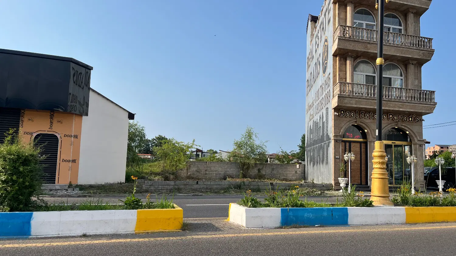 ۲۰۰ متر مربع ملک تجاری مسکونی