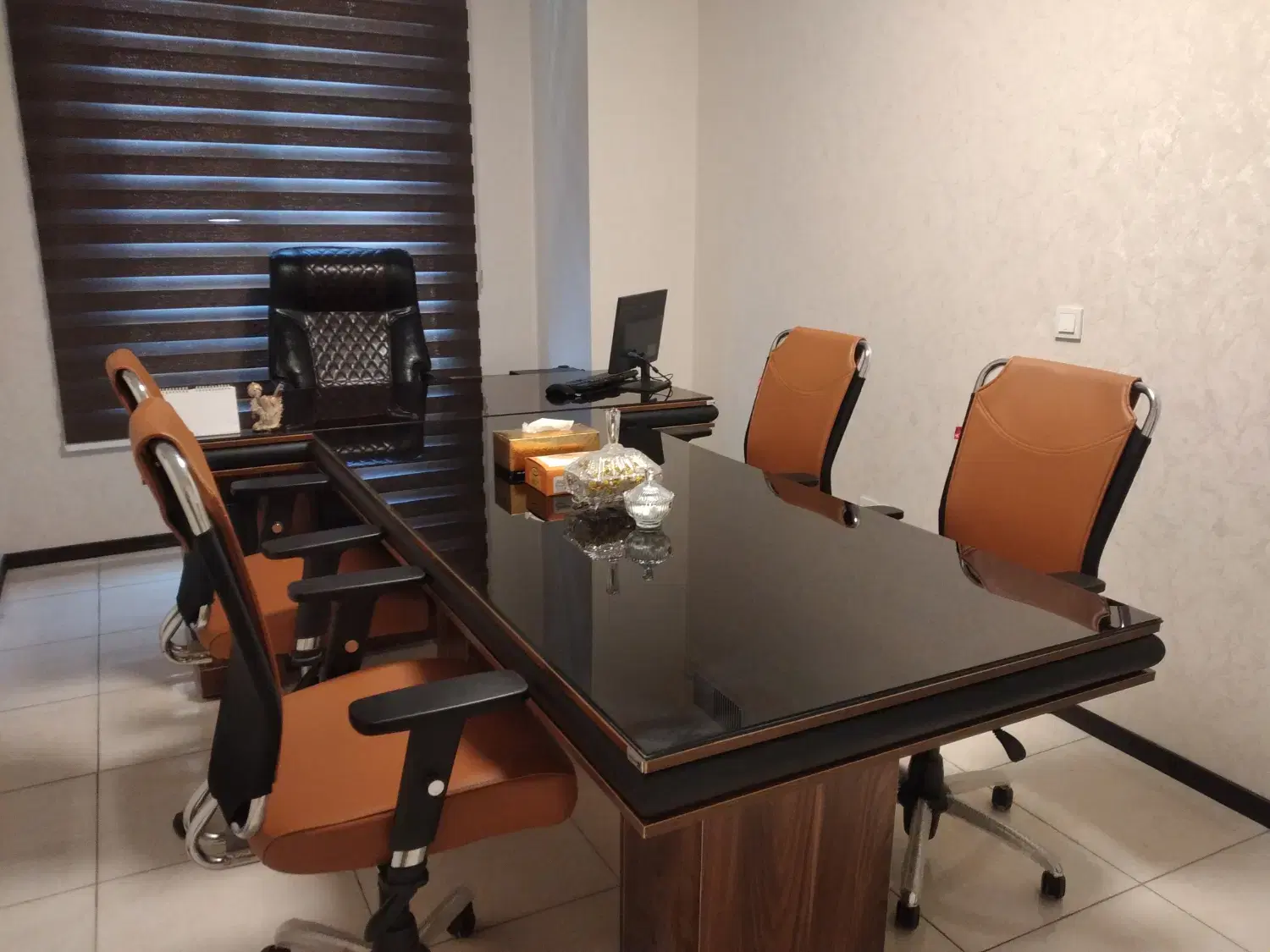 اتاق اداری (مبله) فقط به وکلاء ساعتی - سالیانه