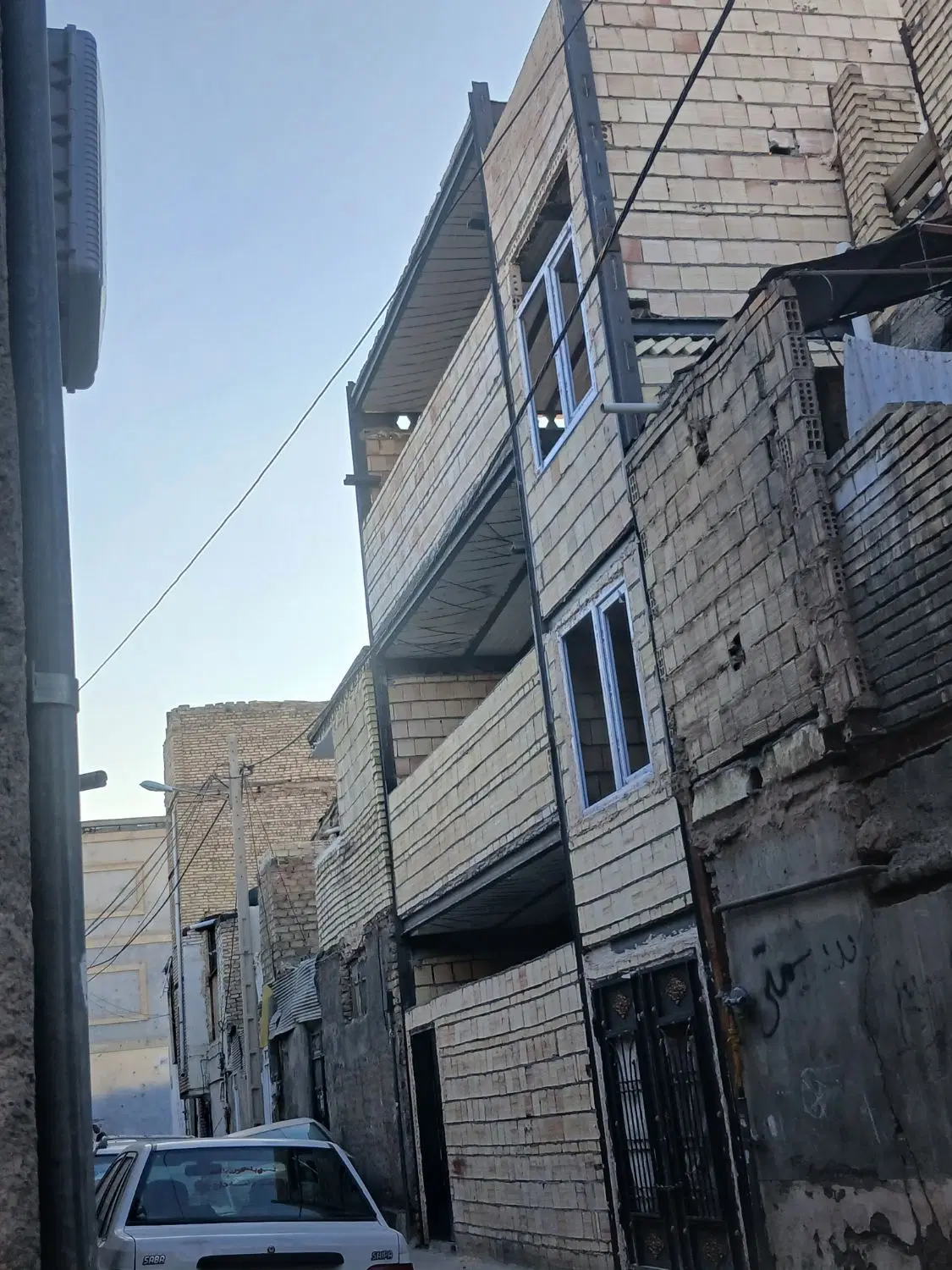 ۸۵متری سقف زده دور دیوار فروش