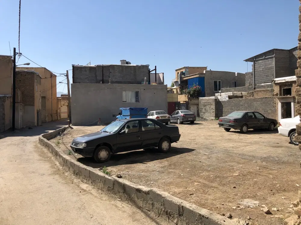 زمین‌ مسکونی دور میدان انقلاب