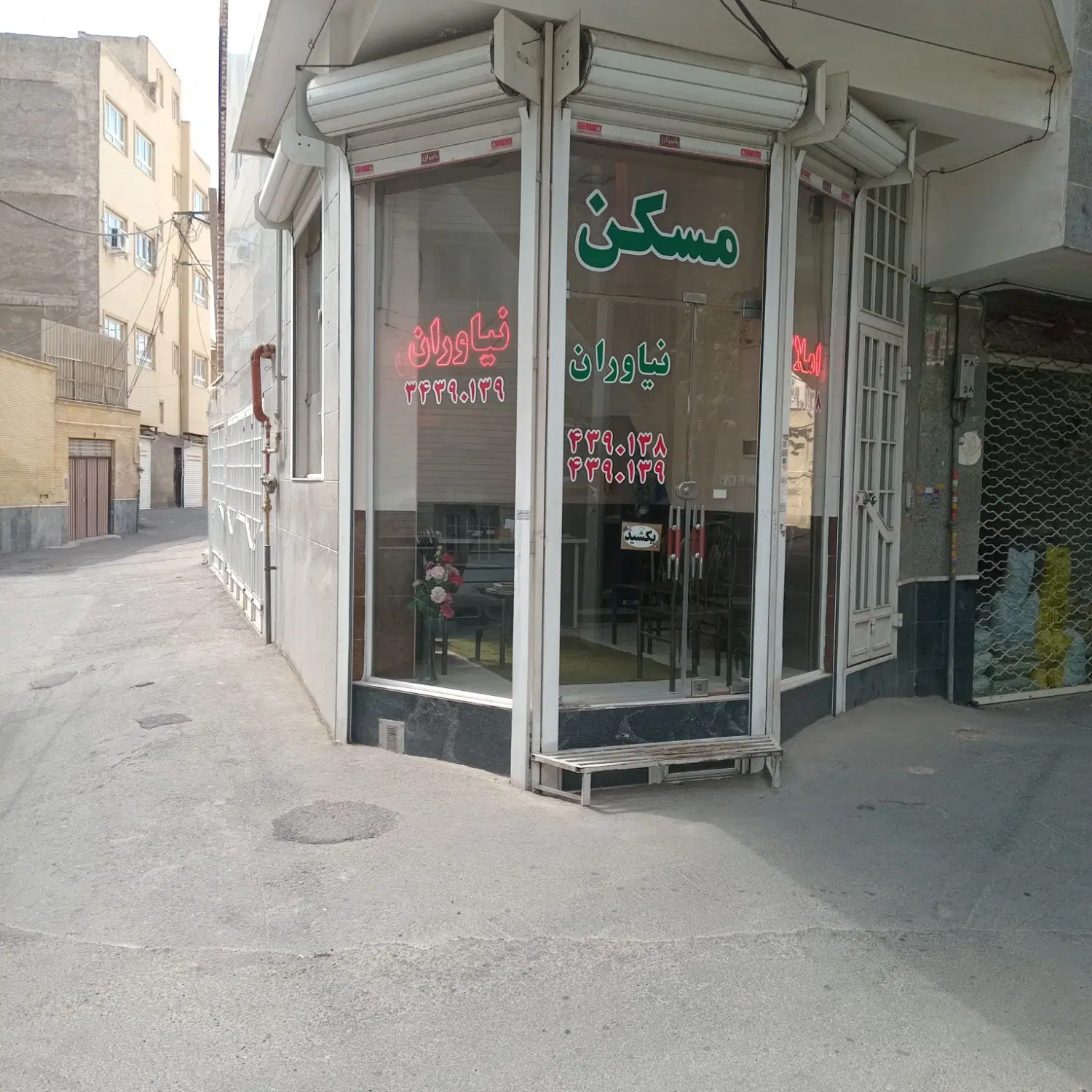 حیاط دوطبقه با کنجایش دو ماشین در حیاط