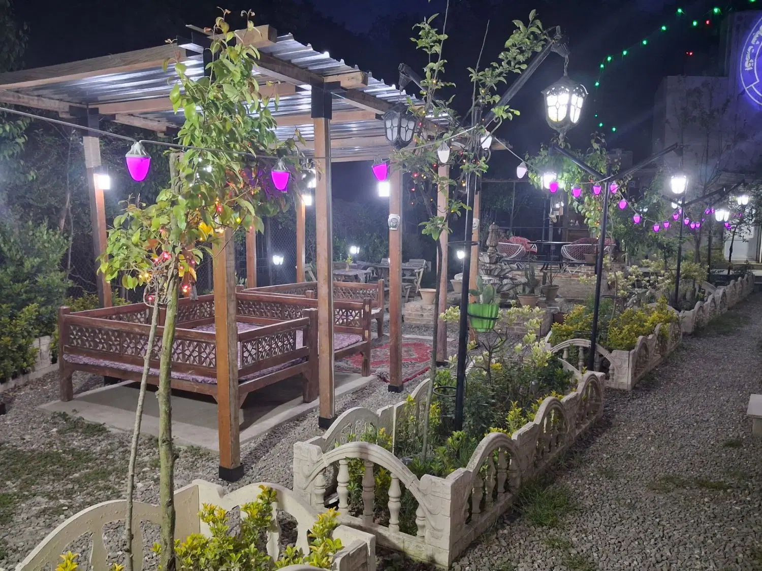 لاویج _فروش رستوران حاشیه جاده ی اصلی و رودخانه
